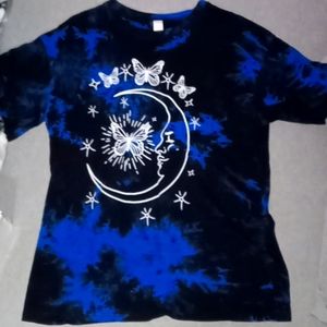 I'm selling this tie die (black & blue) shirt from Romwe, the size is a XL